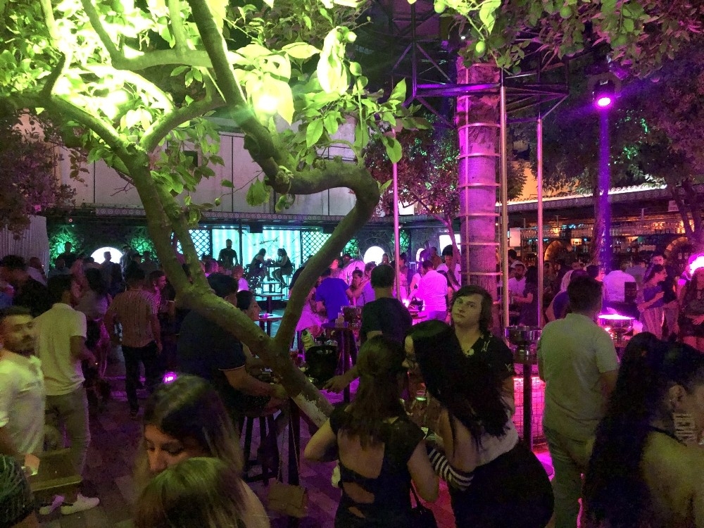 Kuşadası'nda sosyal mesafeli eğlence