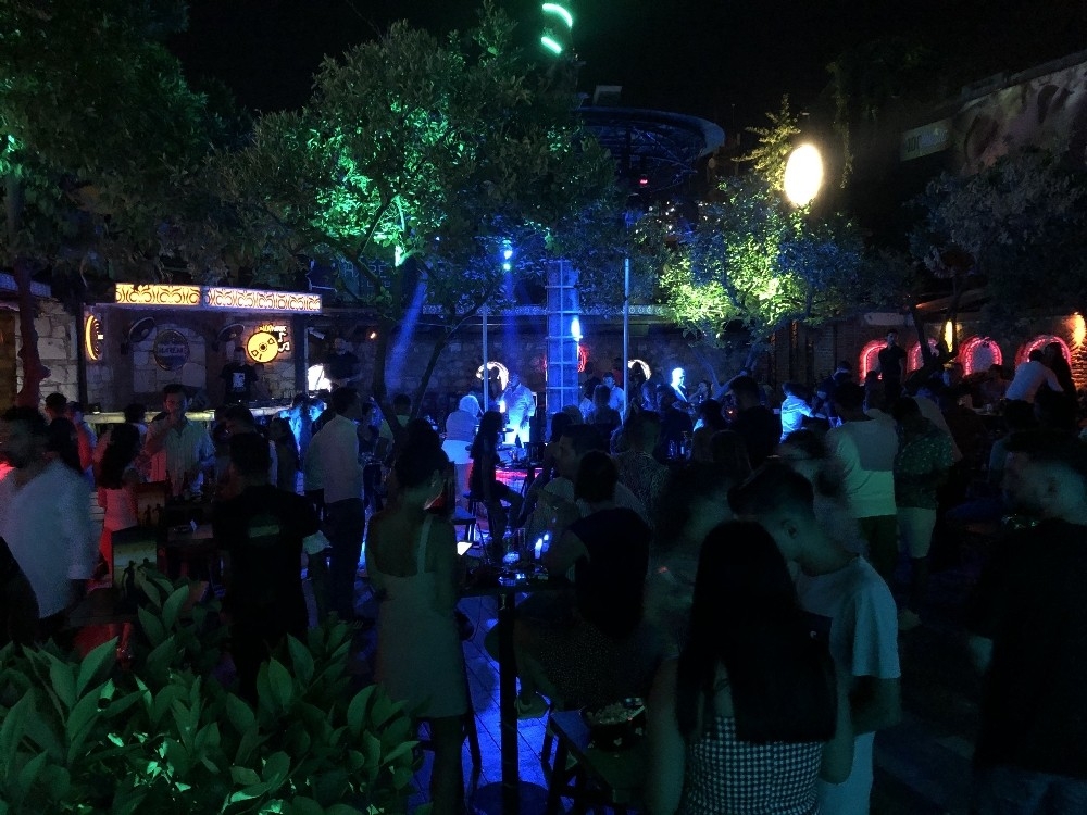 Kuşadası'nda sosyal mesafeli eğlence