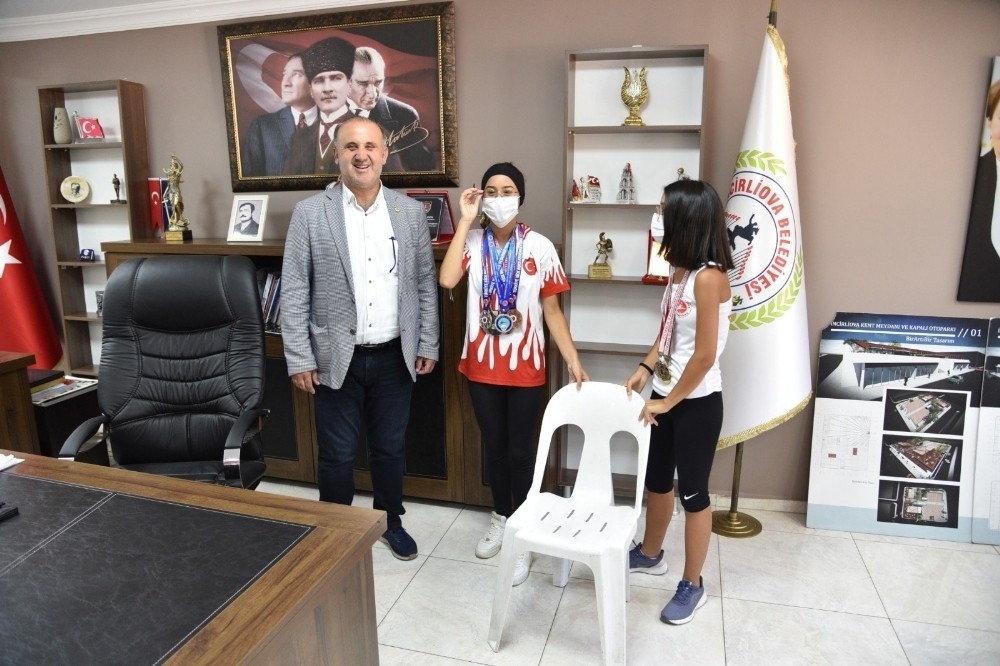 Makam koltuğu haczedilen başkana, Aydınlı sporculardan anlamlı hediye