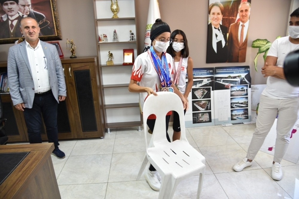 Makam koltuğu haczedilen başkana, Aydınlı sporculardan anlamlı hediye