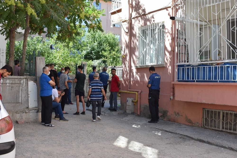 Malatya'da balkondan düşen genç kız hayatını kaybetti