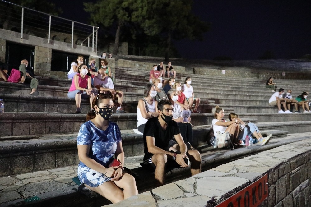 Marmaris'te sosyal mesafeli film keyfi