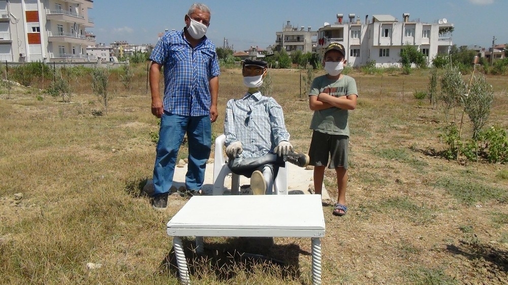 Maske takmayanlara maskeli korkulukla mesaj