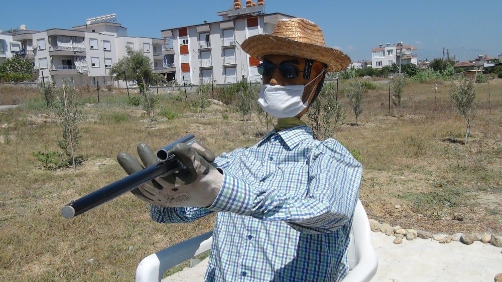Maske takmayanlara maskeli korkulukla mesaj
