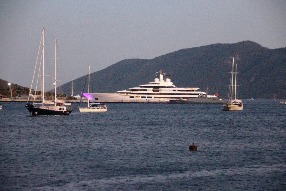 Mega yatı gören dönüp bir daha baktı