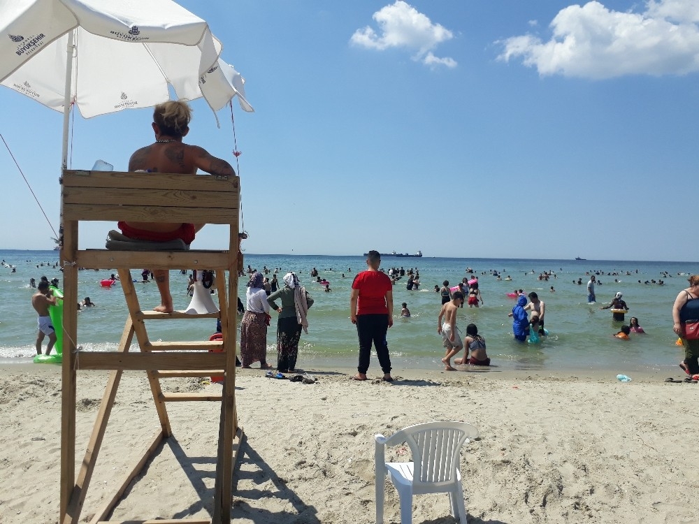 Menekşe plajında virüsü dinleyen yok