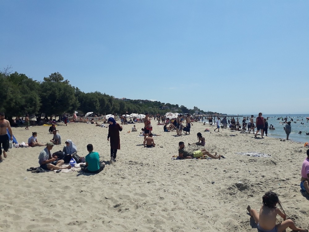 Menekşe plajında virüsü dinleyen yok