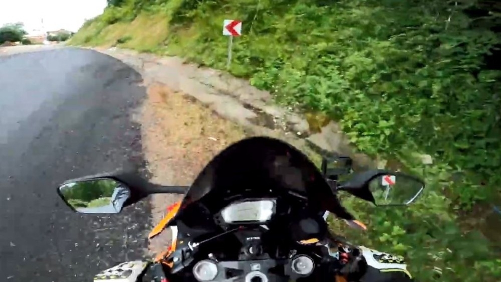 Motosiklet kazası kasktaki kameraya yansıdı