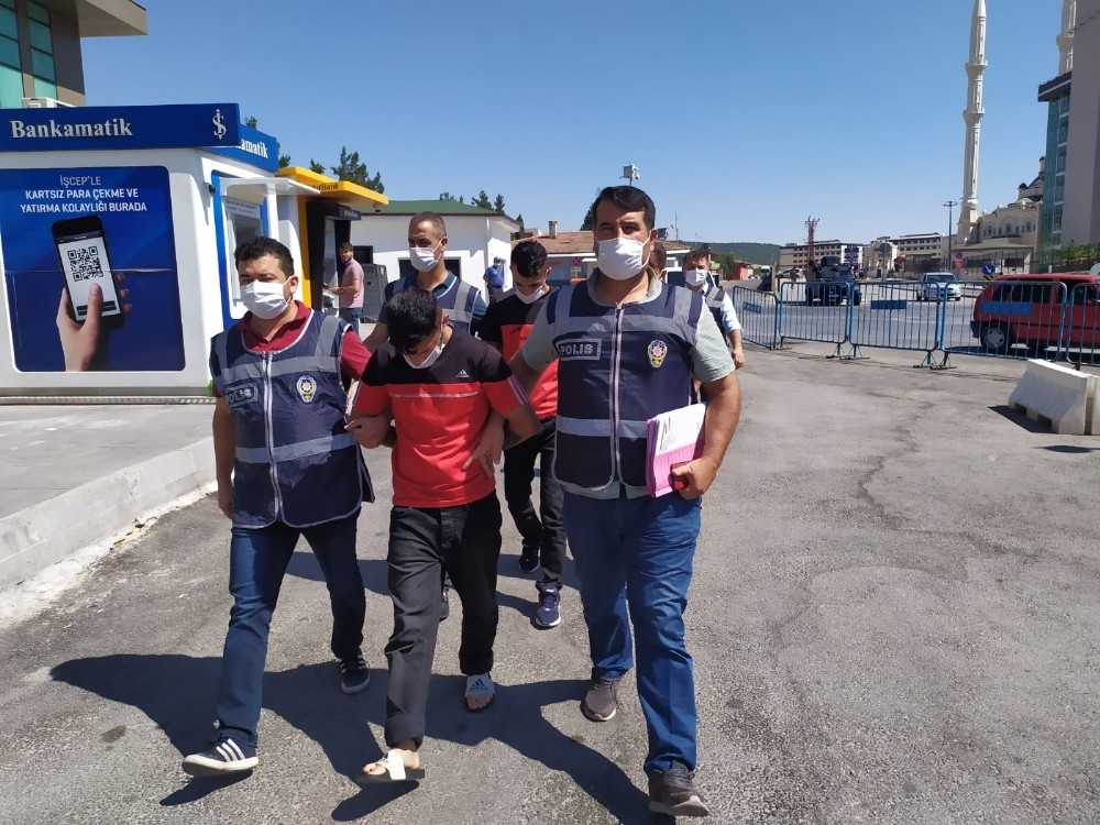Önce otomobil çaldılar, sonra çaldıkları araçla gasp yaptılar
