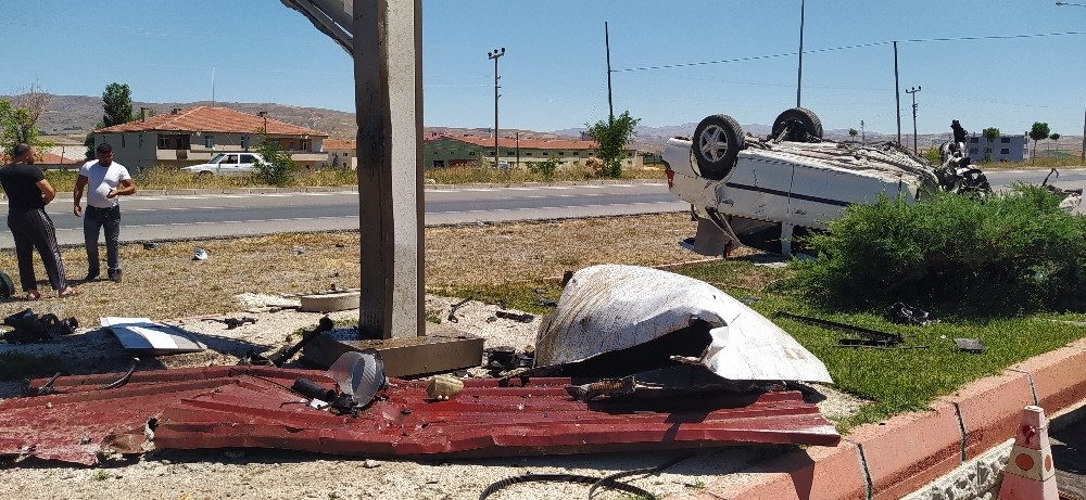 Otomobilin motoru yuvasından fırladı