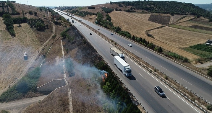 Otoyolda sigara izmaritinden yangın çıktı