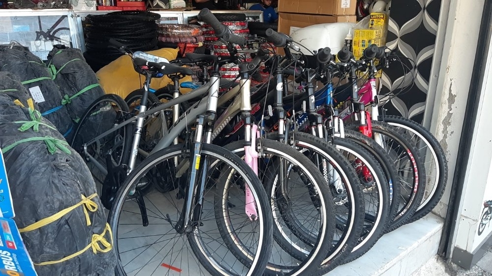 Şanlıurfa'da motosiklet üzerinde 14 bisikletle yolculuk kamerada