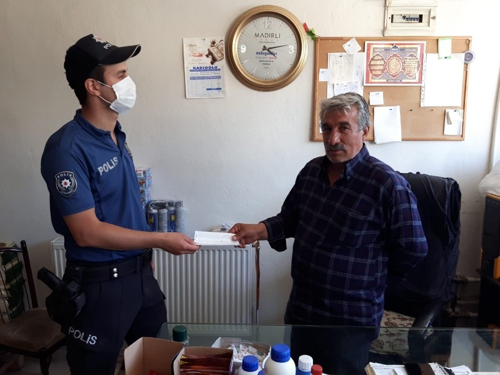 Sarıkamış'ta polis maske dağıttı