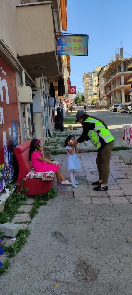 Sarıkamış'ta polis maske dağıttı