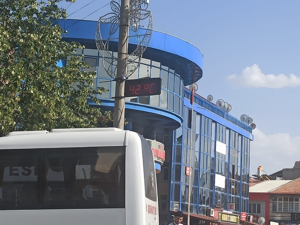 Sıcaklık 42 dereceye çıktı, asfalt eridi