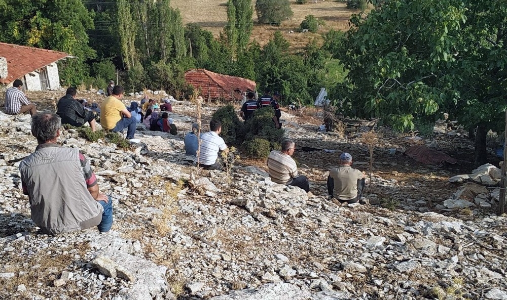 Sığındığı ağacın altında ölü bulundu