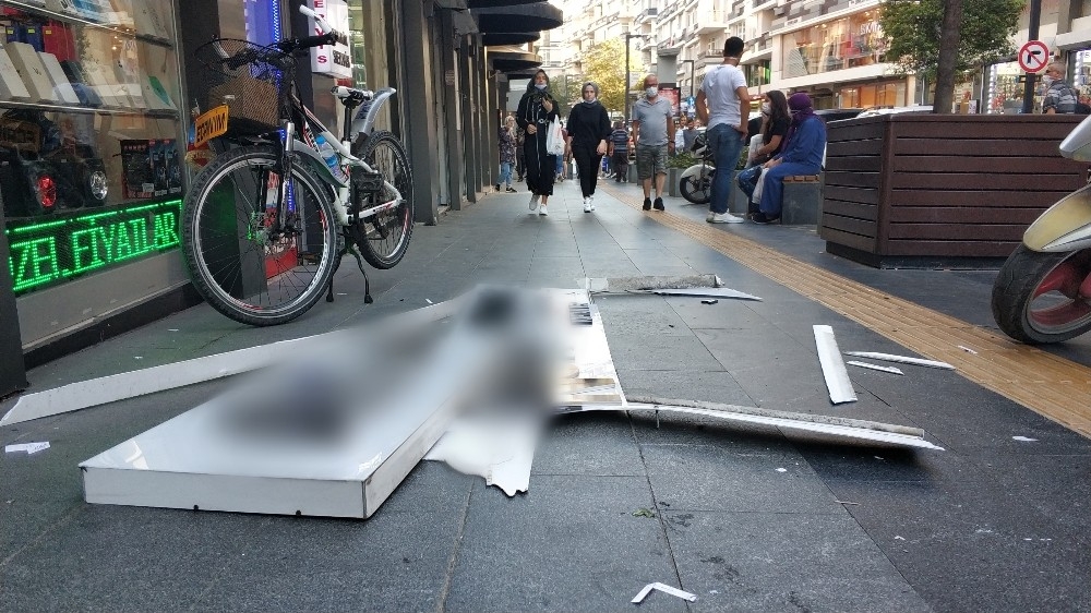 Sokakta yürürken kafasına tabela düştü