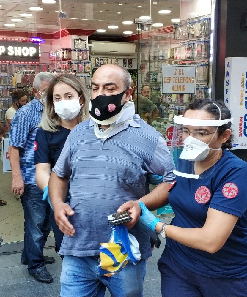 Sokakta yürürken kafasına tabela düştü