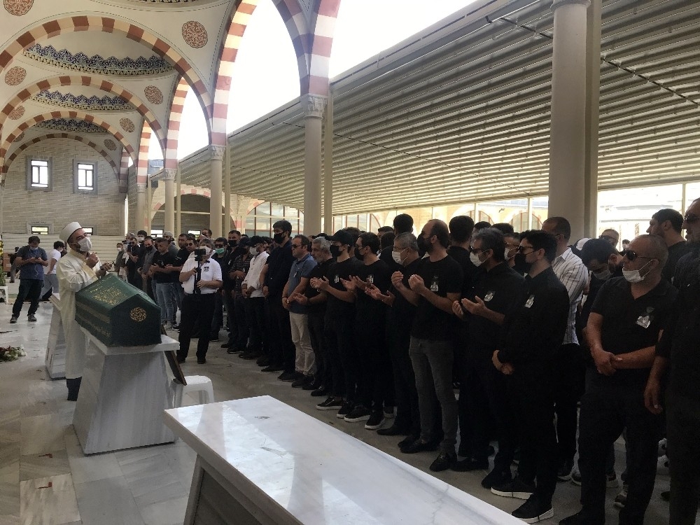 Suç örgütü liderinin cenazesinde dikkat çeken çelenkler