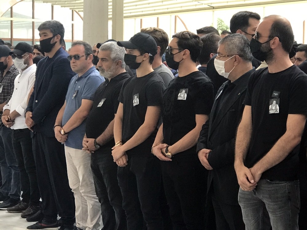 Suç örgütü liderinin cenazesinde dikkat çeken çelenkler
