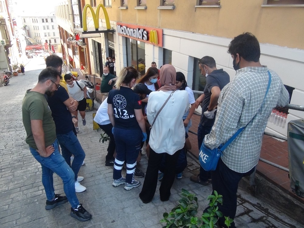 Taksim'de turist kafilesindeki kız çocuğuna araba çarptı