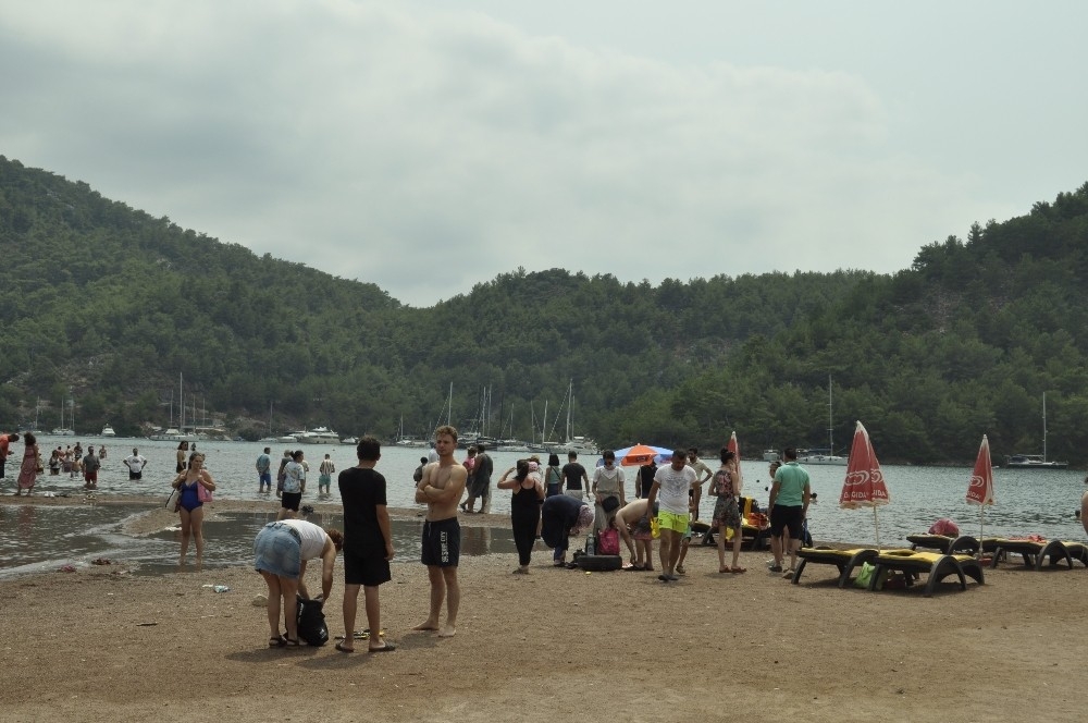 Tatil sevdası korona virüsü unutturdu, plajlar doldu taştı