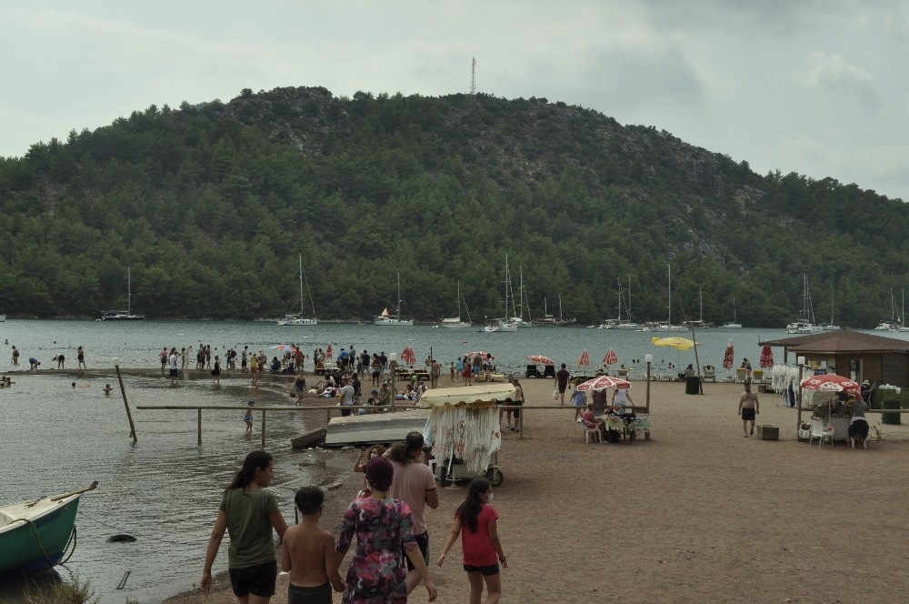 Tatil sevdası korona virüsü unutturdu, plajlar doldu taştı