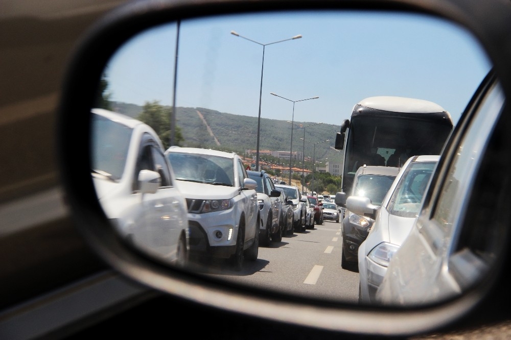 Tatilcilerin dönüş çilesi sürüyor