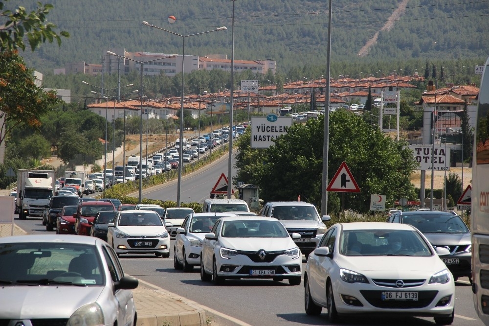 Tatilcilerin dönüş çilesi sürüyor