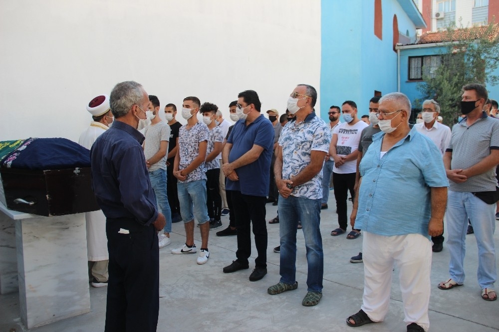 Tekne faciasında ölen kadına gözü yaşlı veda