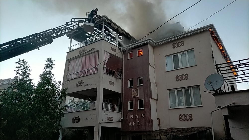 Terasta yapılan yemek ateşi çatıyı alev topuna çevirdi