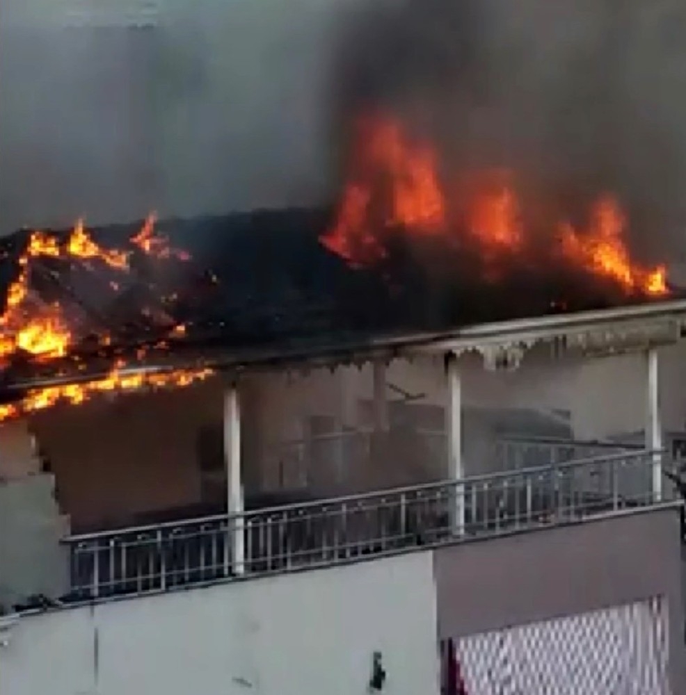 Terasta yapılan yemek ateşi çatıyı alev topuna çevirdi