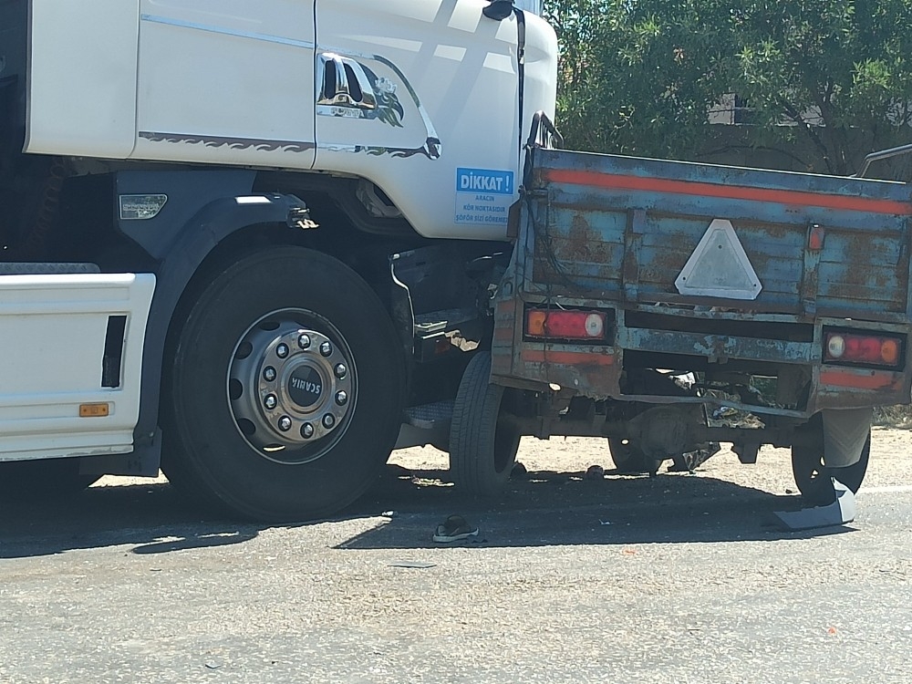 TIR ile çarpışan tarım aracındaki baba öldü, kızı ağır yaralandı
