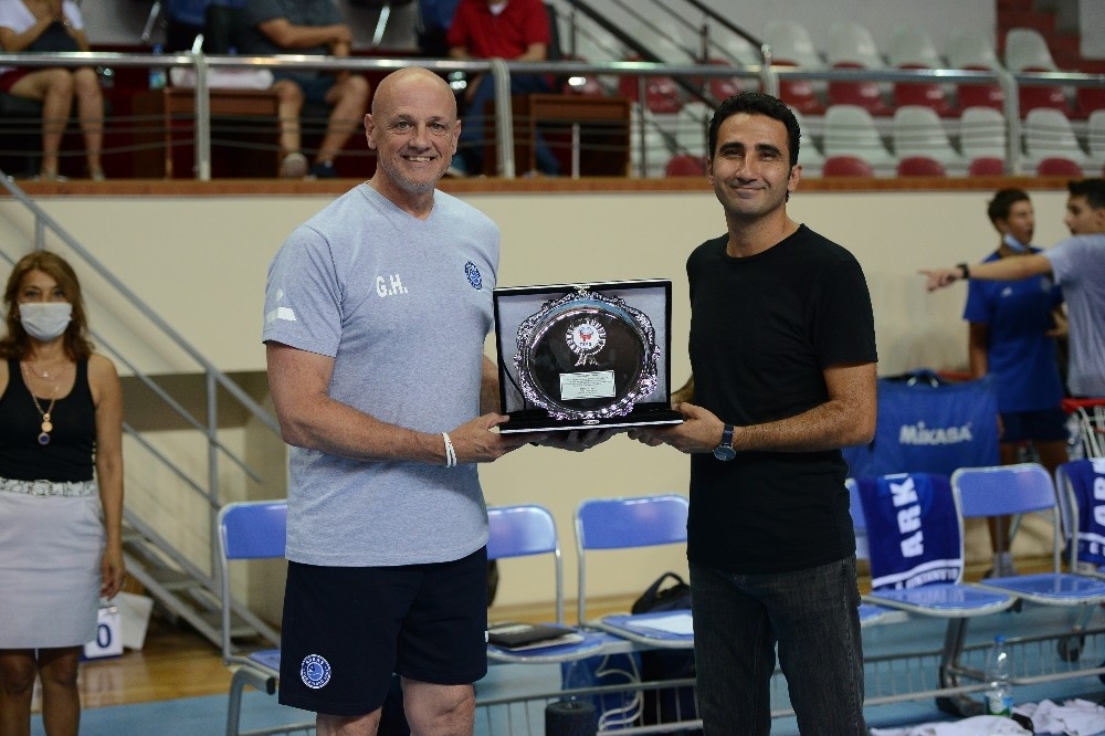 TSYD İzmir Voleybol Turnuvası'nda ilk maçın galibi Arkas