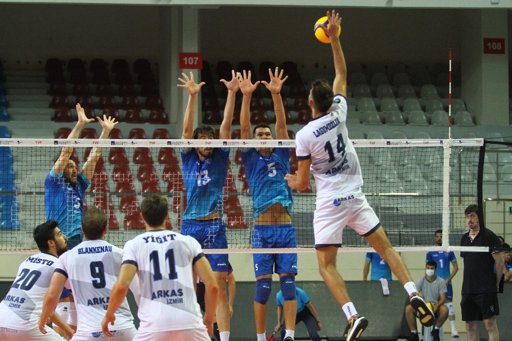 TSYD İzmir Voleybol Turnuvası'nda ilk maçın galibi Arkas