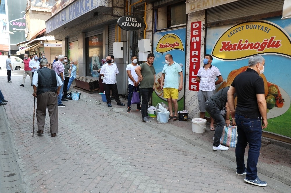 Ücretsiz olunca metrelerce kuyruk oluştu