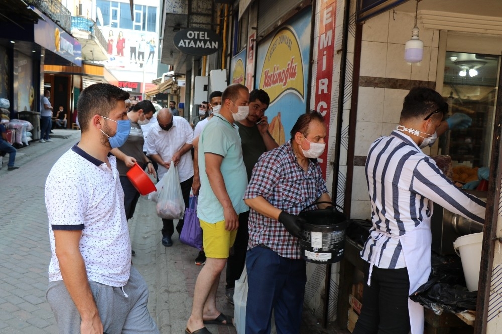 Ücretsiz olunca metrelerce kuyruk oluştu