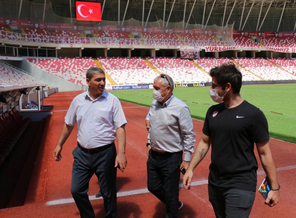 UEFA yetkilileri Sivas Yeni 4 Eylül Stadyumu'nu denetledi