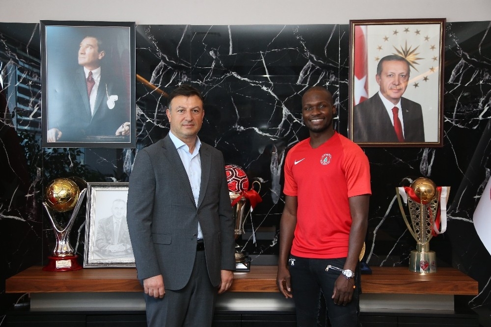 Ümraniyespor, Moussa Sow'u renklerine bağladı