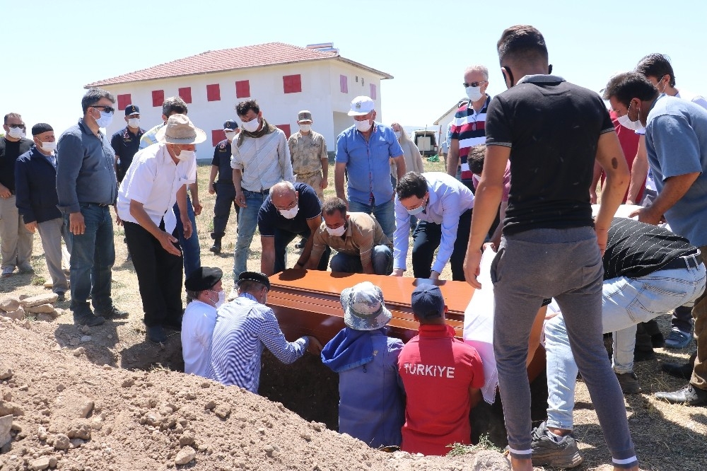 Ünlü Alman Arkeolog vasiyeti üzerine o köye defnedildi