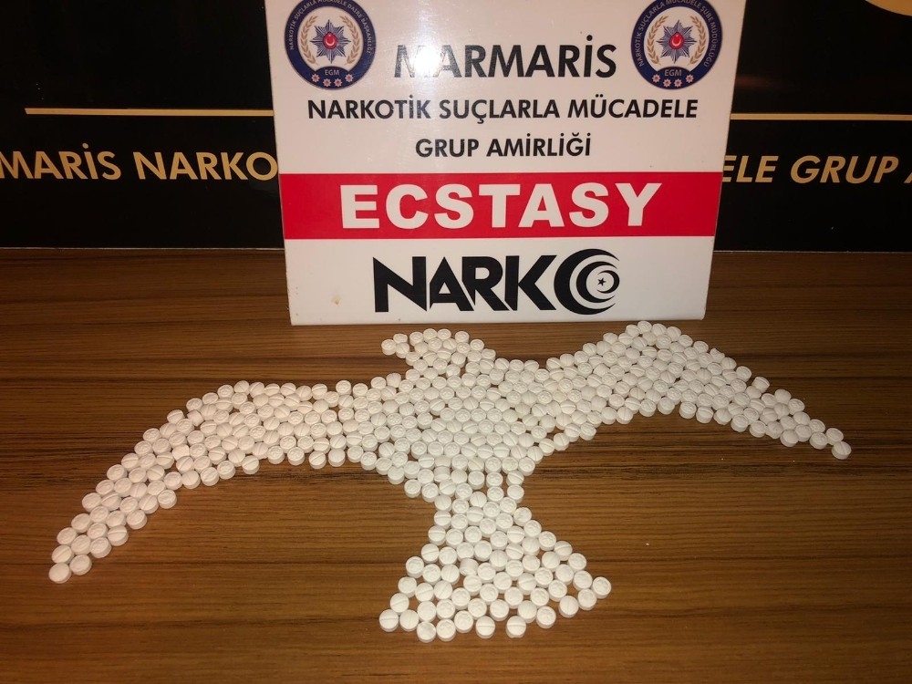 Uyuşturucu taciri genç kız tutuklandı