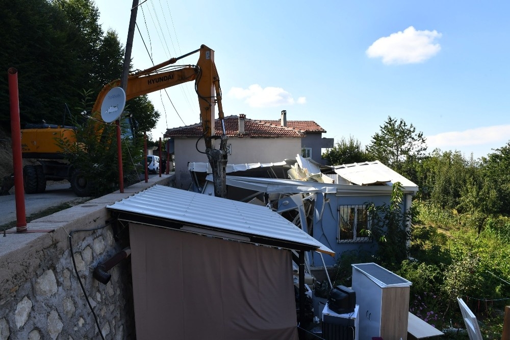 Virüs döneminin kaçak yapıları yıkılıyor