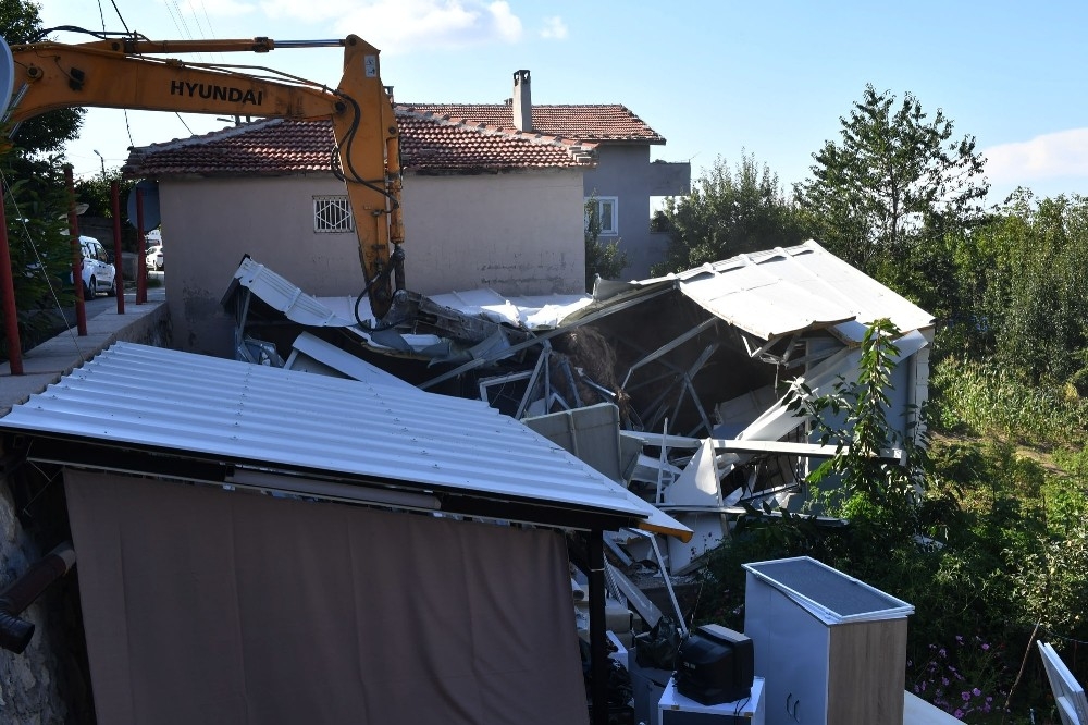 Virüs döneminin kaçak yapıları yıkılıyor