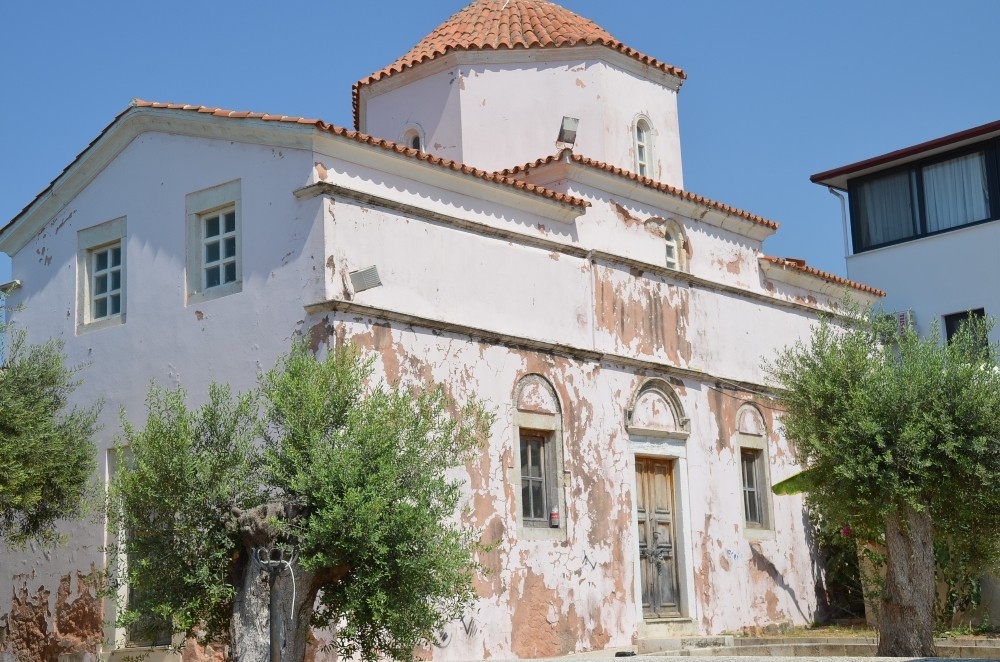 130 yıllık kilisenin kapısına duvara suç duyurusu