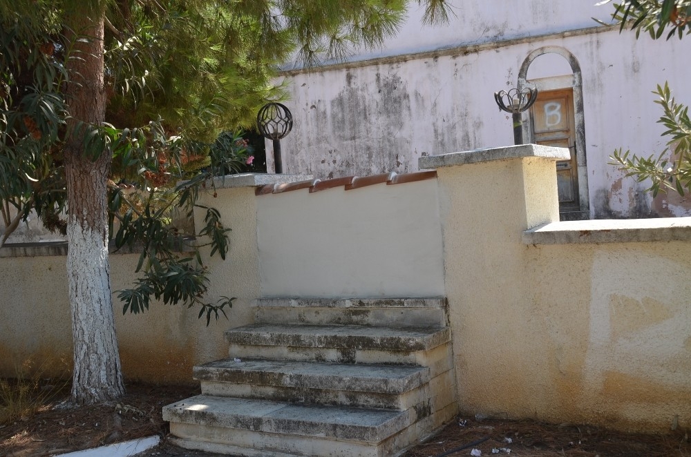 130 yıllık kilisenin kapısına duvara suç duyurusu