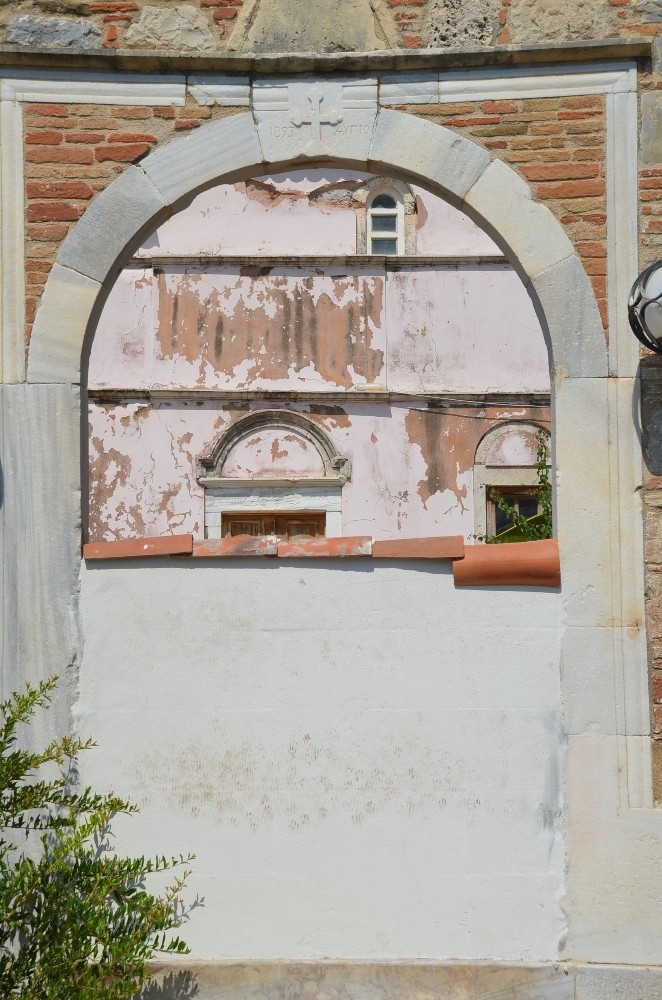 130 yıllık kilisenin kapısına duvara suç duyurusu