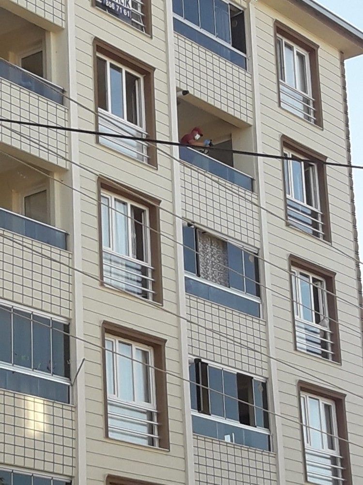 1.5 yaşındaki Ceylin, 5. kattan düşerek yaşamını yitirdi