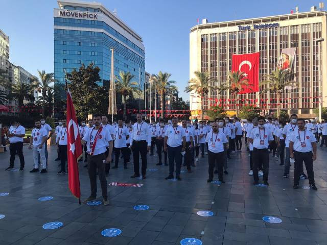 İzmir'in kurtuluş gününde '12 Ada' yürüyüşü