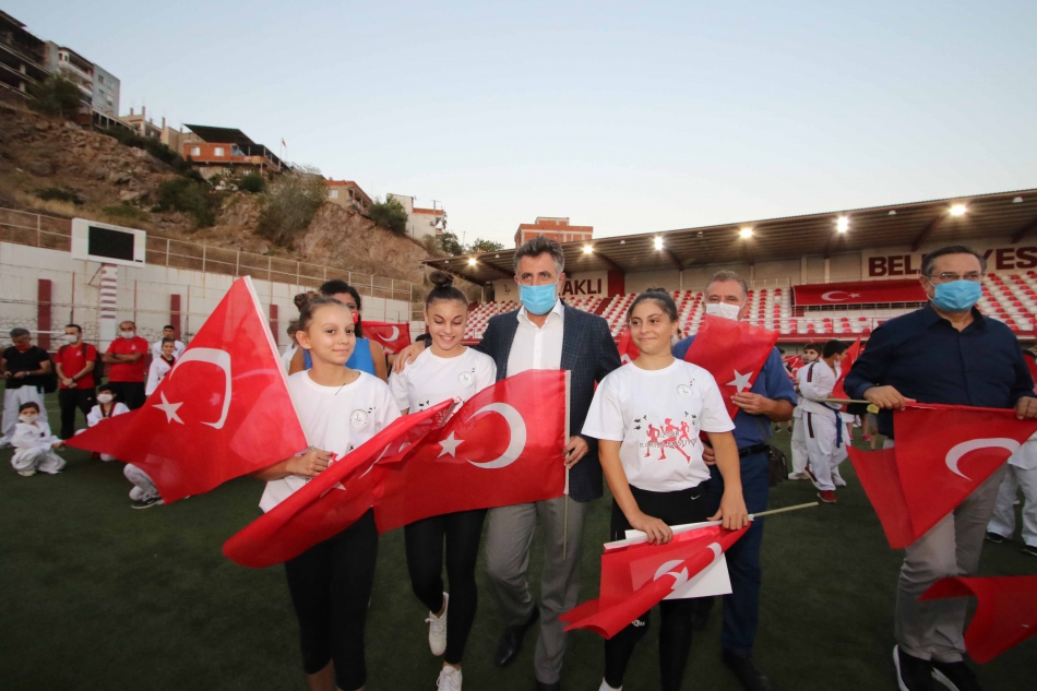 Bayraklı'da spor kurslarına katılan çocuklar sertifika aldı