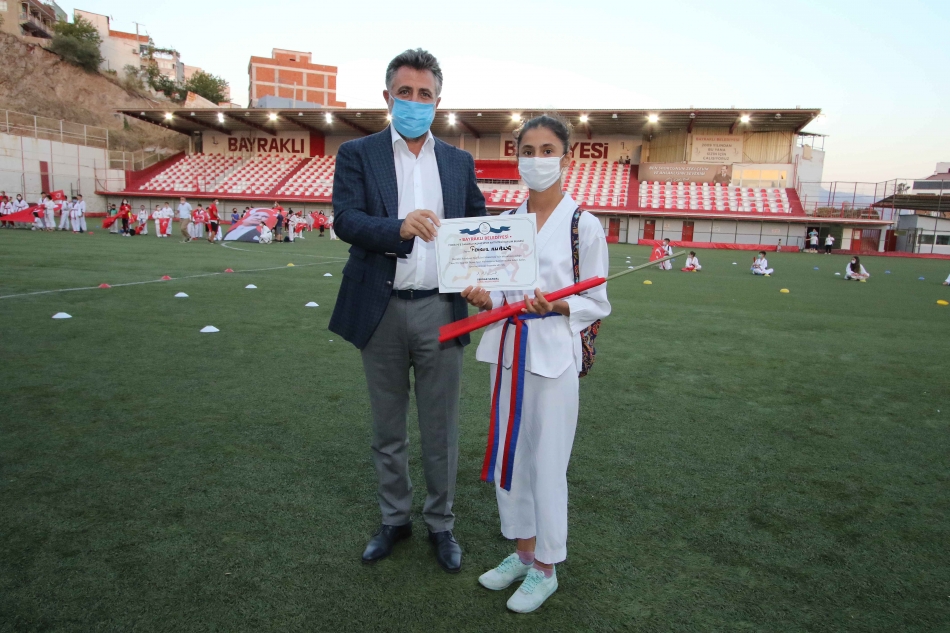 Bayraklı'da spor kurslarına katılan çocuklar sertifika aldı